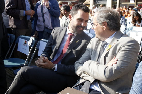 El president del Parlament, Roger Torrent, conversa amb el president de la Generalitat, Quim Torra