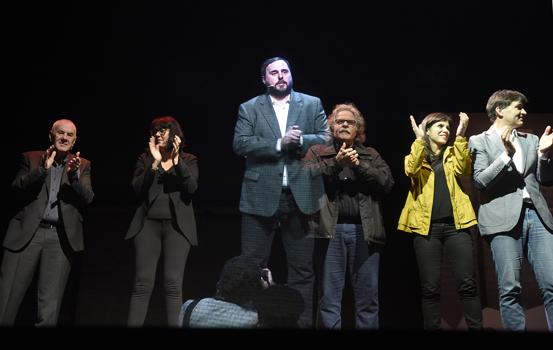 Holograma d'Oriol Junqueras amb dirigents d'ERC al fons