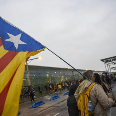 Un manifestant a l'aeroport de Barcelona